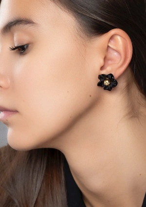BLACK LOTUS earrings in 18K yellow gold with brilliant cut diamonds and onyx carved flowers 2