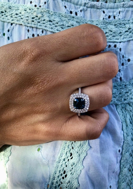 Anillo RIVER en oro blanco de 18K con halo de diamantes y topacio London Blue|Anillos con Otras Gemas Naturales|Godiam Alta Joyería