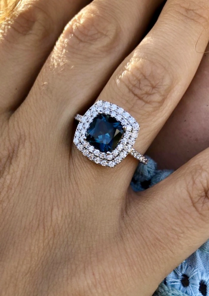 Anillo RIVER en oro blanco de 18K con halo de diamantes y topacio London Blue|Anillos con Otras Gemas Naturales|Godiam Alta Joyería