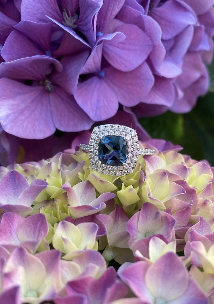 Anillo RIVER en oro blanco de 18K con halo de diamantes y topacio London Blue|Anillos con Otras Gemas Naturales|Godiam Alta Joyería