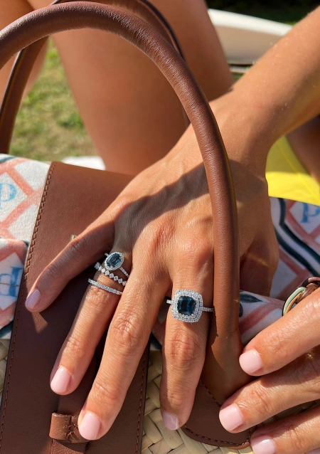 Anillo RIVER en oro blanco de 18K con halo de diamantes y topacio London Blue|Anillos con Otras Gemas Naturales|Godiam Alta Joyería