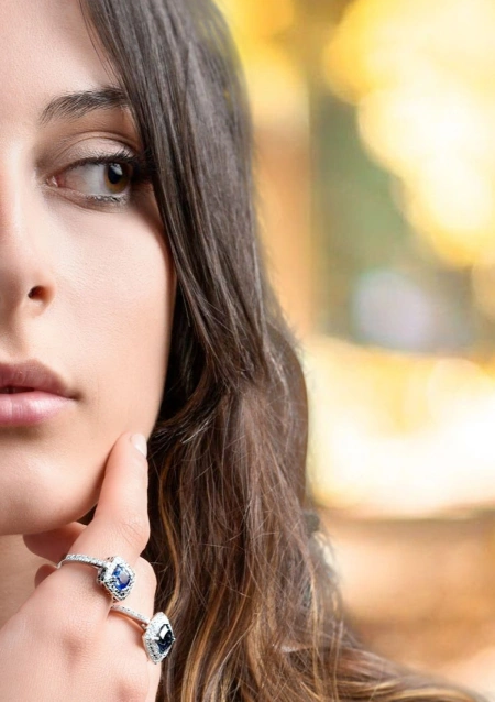 Anillo RIVER en oro blanco de 18K con halo de diamantes y topacio London Blue|Anillos con Otras Gemas Naturales|Godiam Alta Joyería