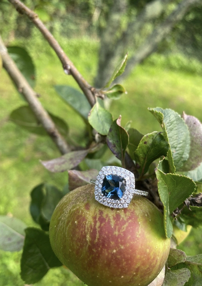 Anillo RIVER en oro blanco de 18K con halo de diamantes y topacio London Blue|Anillos con Otras Gemas Naturales|Godiam Alta Joyería