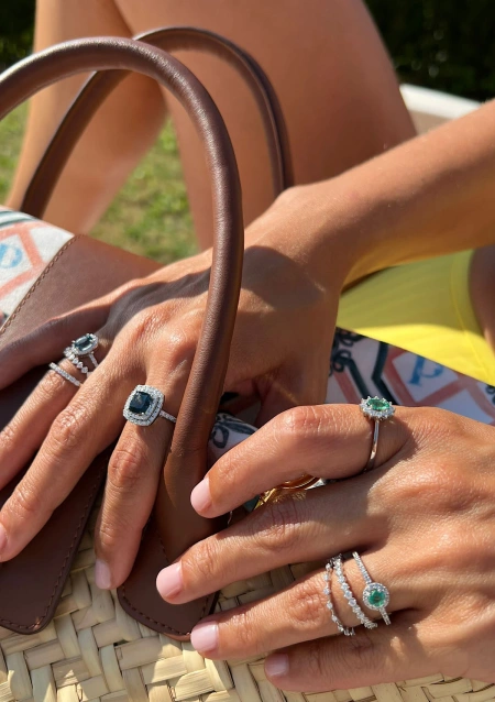 Anillo RIVER en oro blanco de 18K con halo de diamantes y topacio London Blue|Anillos con Otras Gemas Naturales|Godiam Alta Joyería