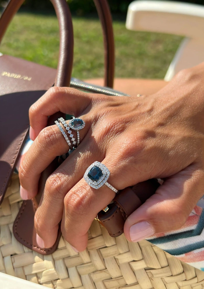 Anillo RIVER en oro blanco de 18K con halo de diamantes y topacio London Blue|Anillos con Otras Gemas Naturales|Godiam Alta Joyería