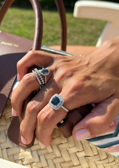 Anillo RIVER en oro blanco de 18K con halo de diamantes y topacio London Blue|Anillos con Otras Gemas Naturales|Godiam Alta Joyería