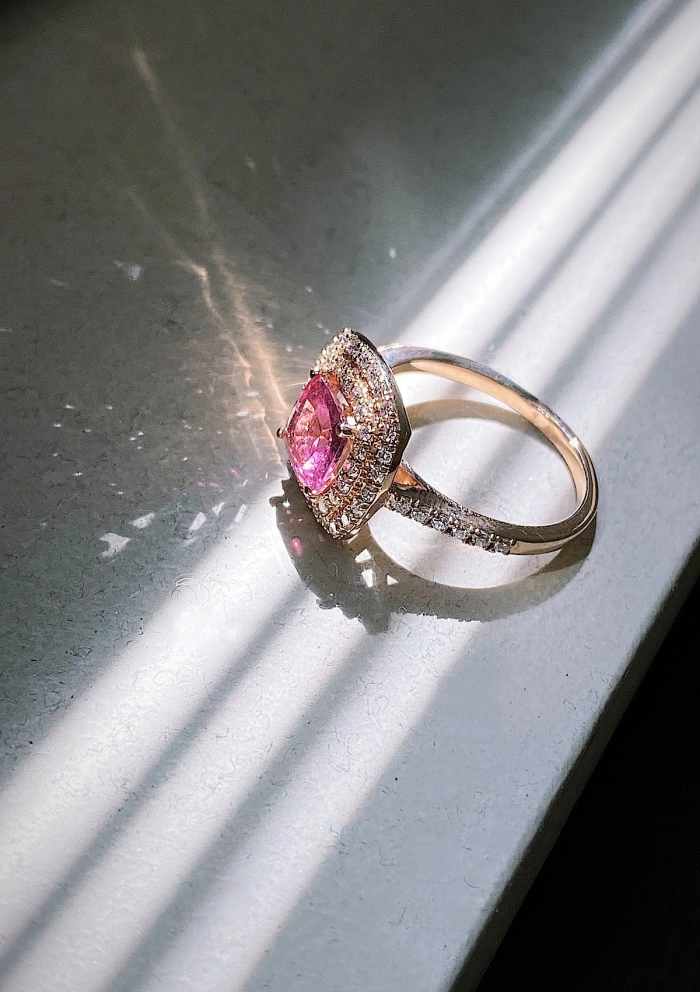 Anillo RIVER en oro rosa de 18 quilates con diamantes y turmalina rosa