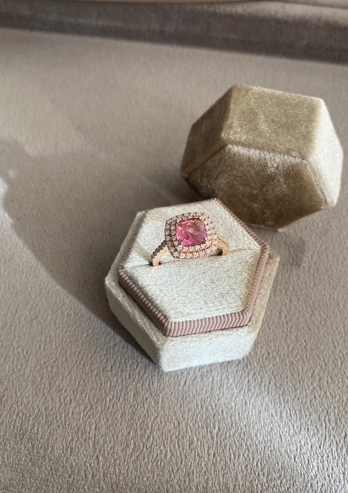 Anillo RIVER en oro rosa de 18 quilates con diamantes y turmalina rosa