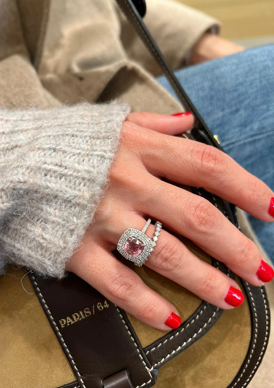 Anillo RIVER en oro blanco de 18K con halo de diamantes y turmalina rosa|Anillos con Otras Gemas Naturales|Godiam Alta Joyería