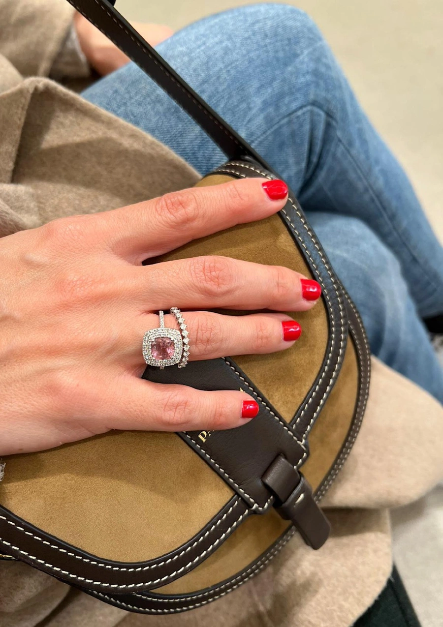 Anillo RIVER en oro blanco de 18K con halo de diamantes y turmalina rosa|Anillos con Otras Gemas Naturales|Godiam Alta Joyería