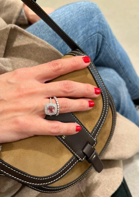 Anillo RIVER en oro blanco de 18K con halo de diamantes y turmalina rosa|Anillos con Otras Gemas Naturales|Godiam Alta Joyería