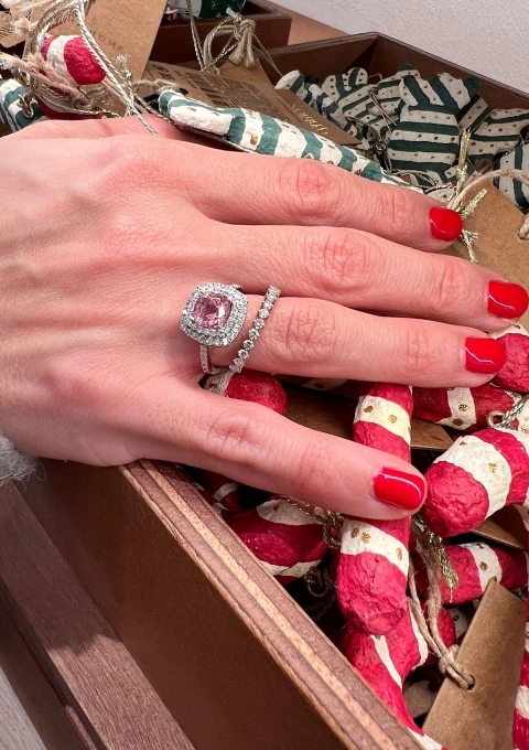 Anel RIVER em ouro branco 18K diamantes e turmalina rosa.