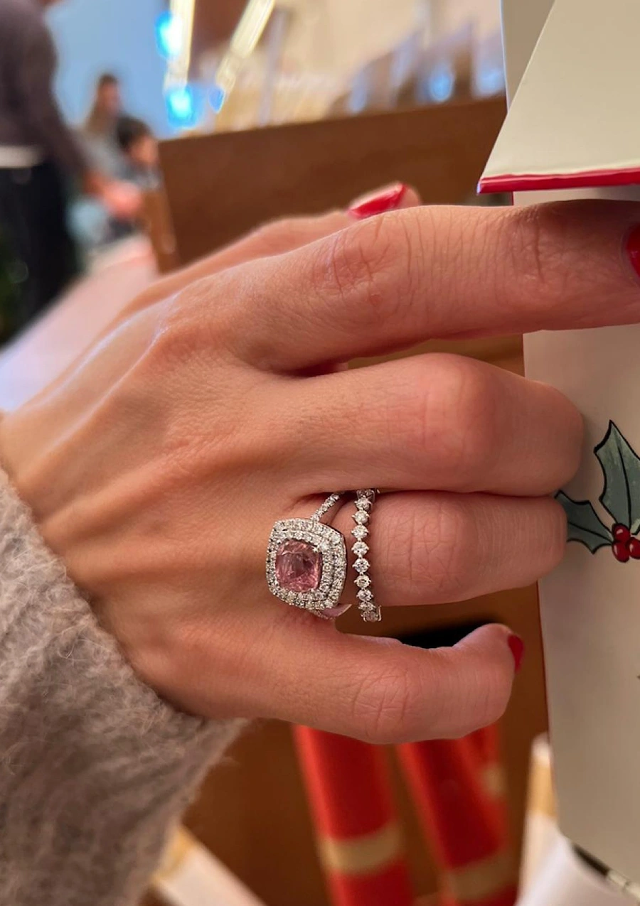 Anillo RIVER en oro blanco de 18K con halo de diamantes y turmalina rosa|Anillos con Otras Gemas Naturales|Godiam Alta Joyería