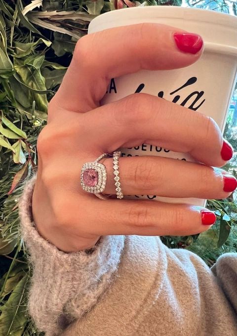 Anel RIVER em ouro branco 18K diamantes e turmalina rosa.