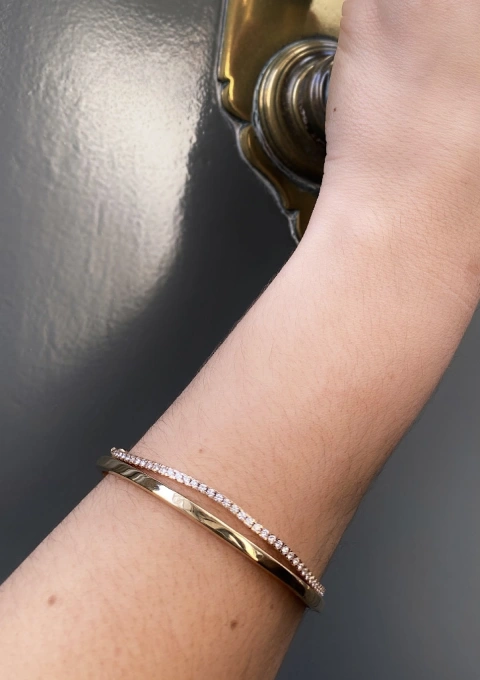 SQUARE section 18K gold stackable bangle.