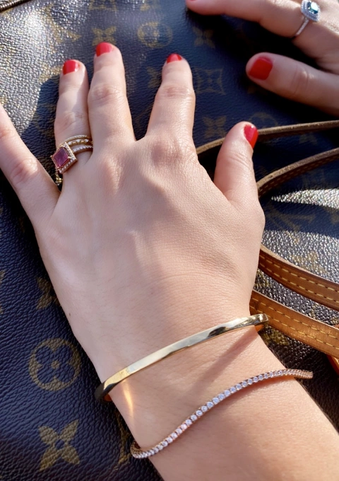 SQUARE section 18K gold stackable bangle.