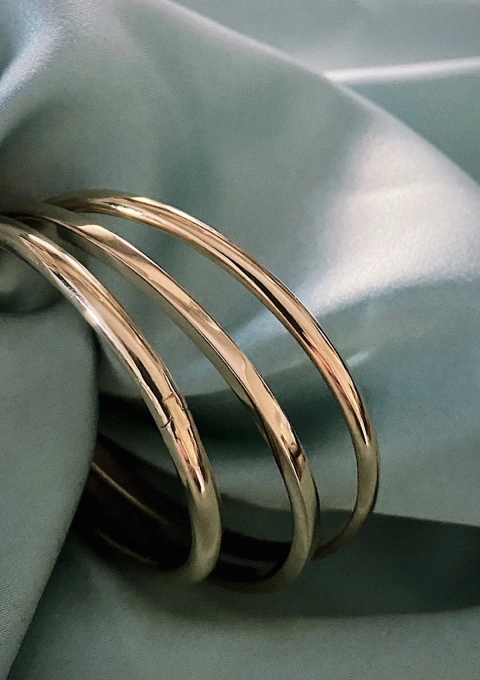 Pulseira rígida de secção QUADRADA em ouro 18 quilates.