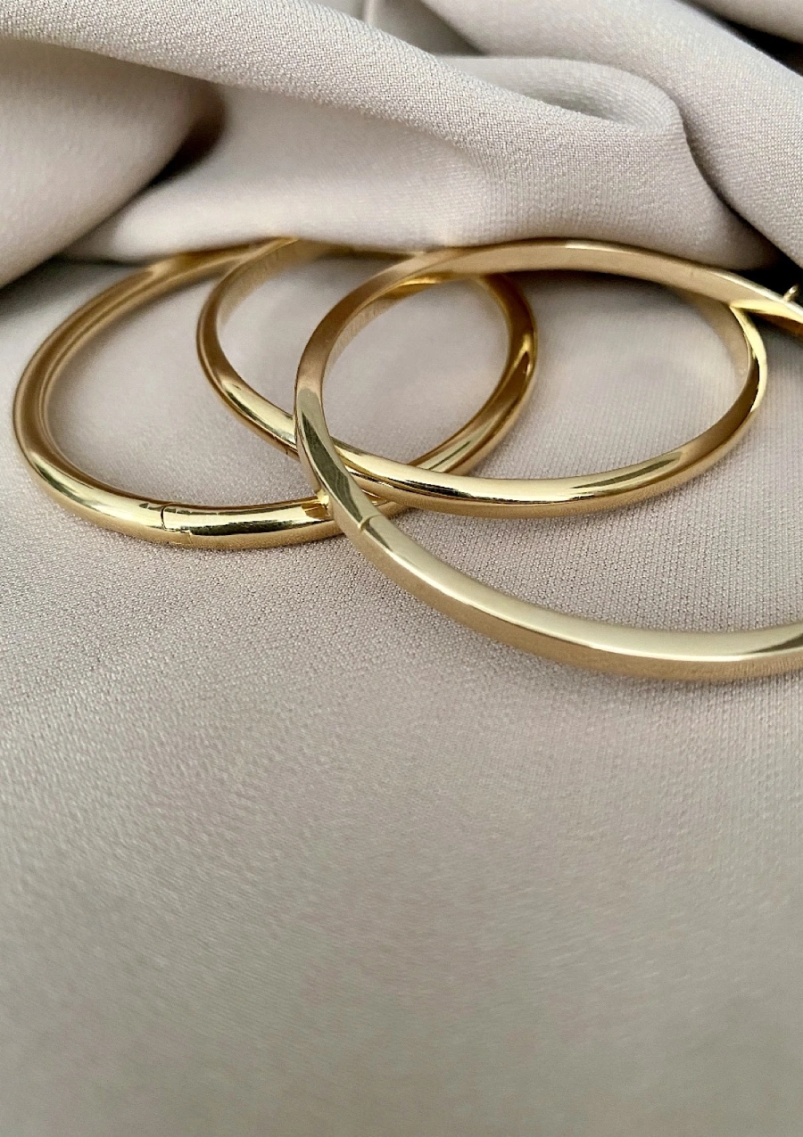 Pulseira rígida de secção QUADRADA em ouro 18 quilates.