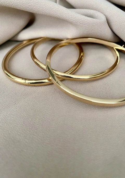 Pulseira rígida de secção QUADRADA em ouro 18 quilates.