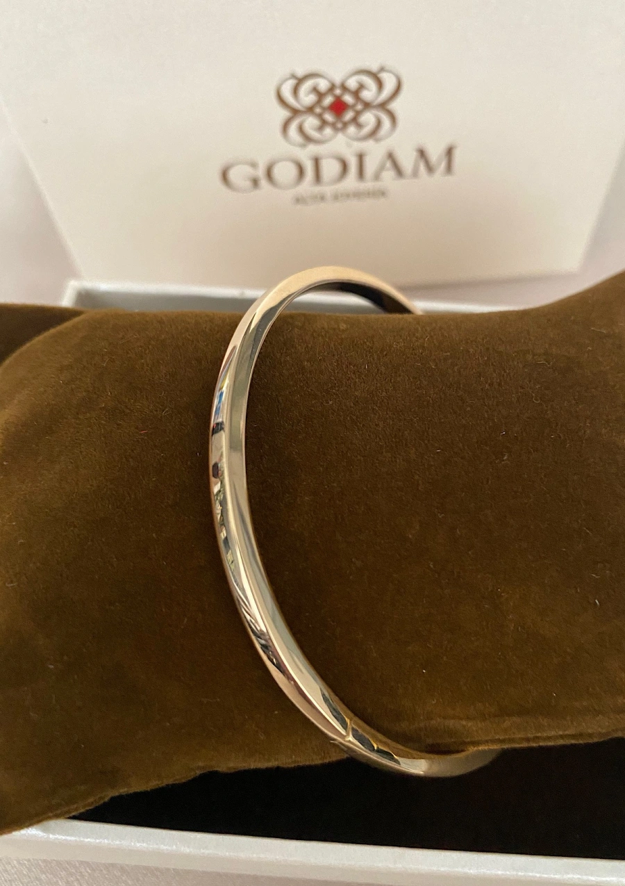 SQUARE section 18K gold stackable bangle.