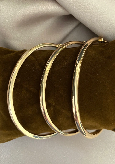 Pulseira rígida de secção QUADRADA em ouro 18 quilates.