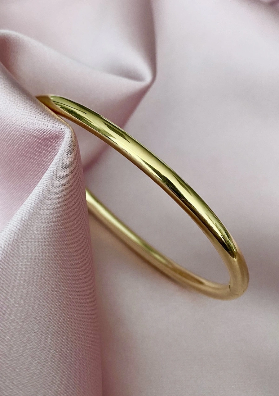 ROUND section 18K gold stackable bangle.