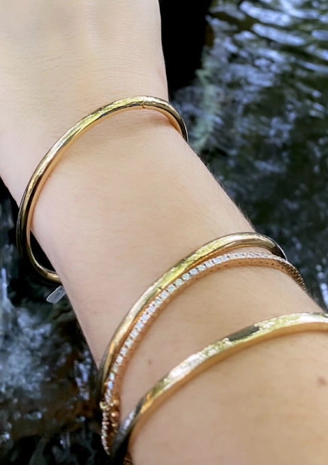 ROUND section 18K gold stackable bangle.