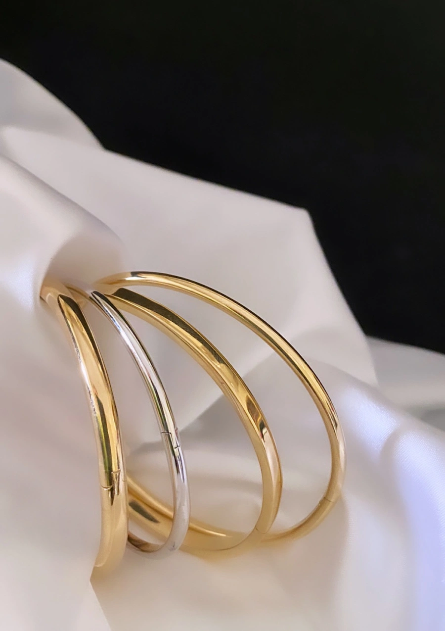 Pulseira rígida de secção REDONDA em ouro 18 quilates.