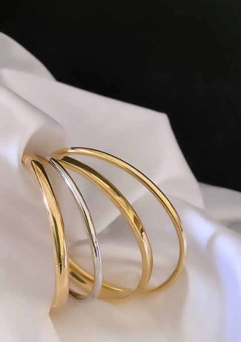 Pulseira rígida de secção REDONDA em ouro 18 quilates.