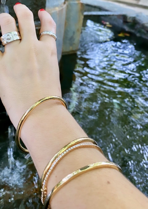 ROUND section 18K gold stackable bangle.