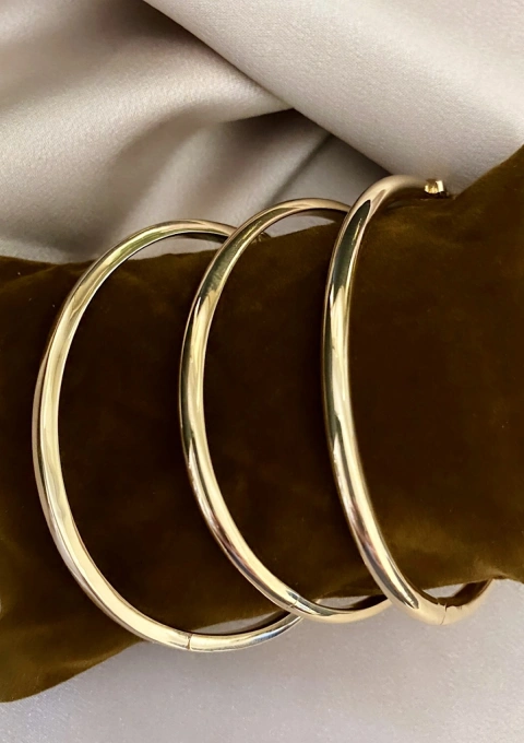 ROUND section 18K gold stackable bangle.