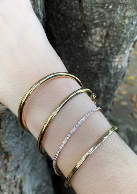 ROUND section 18K gold stackable bangle.