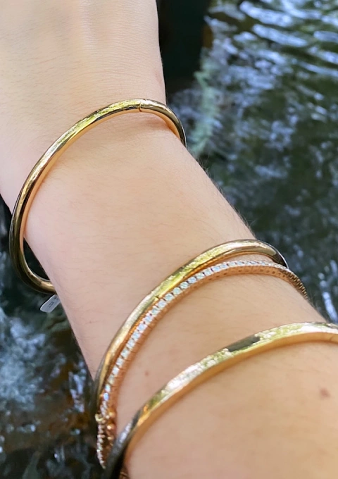 Bracelet rigide à profil DEMI-JONC en or 18 carats.