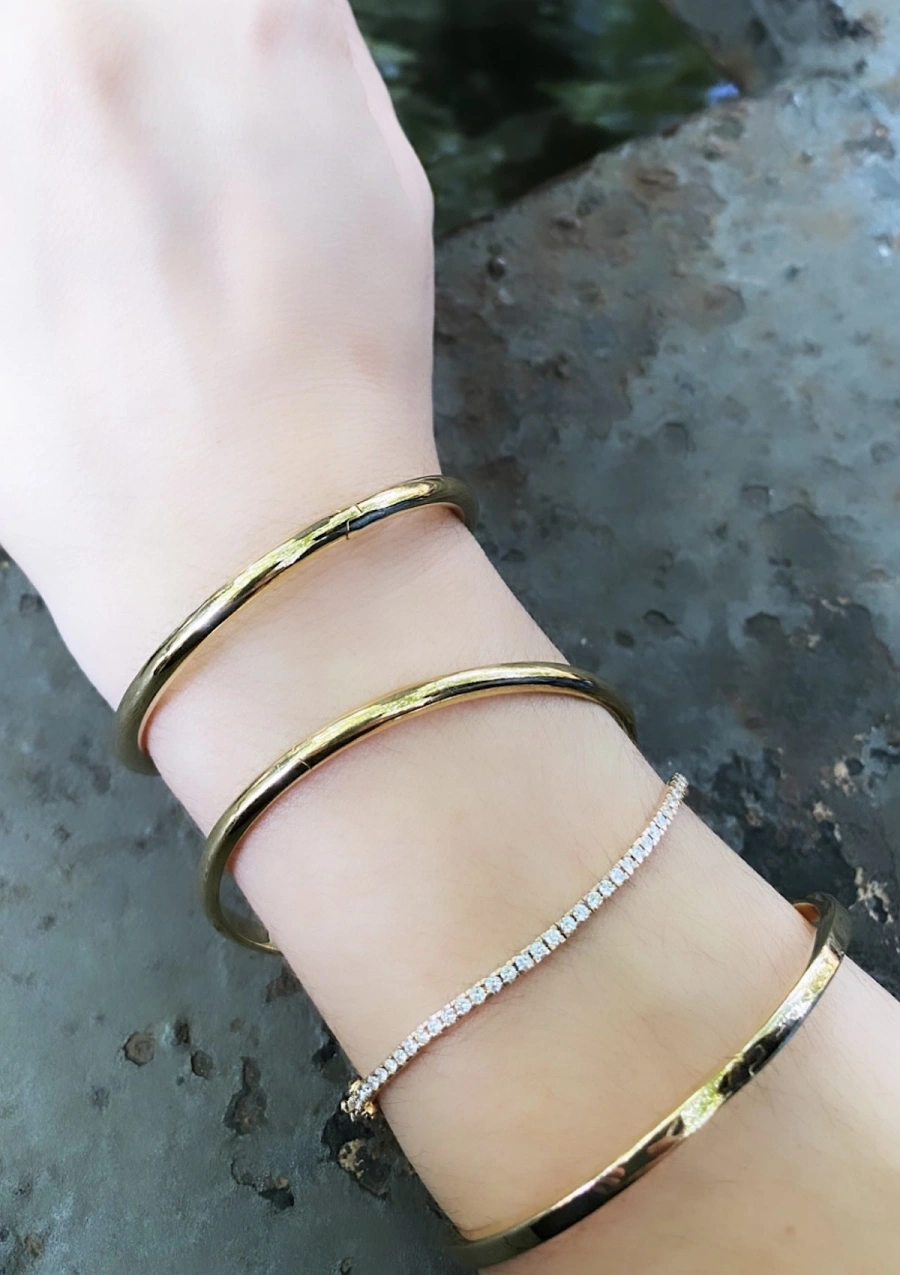 Bracelet rigide à profil DEMI-JONC en or 18 carats.