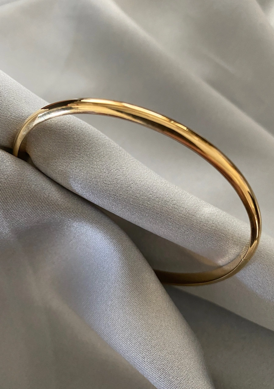 Bracelet rigide à profil DEMI-JONC en or 18 carats.