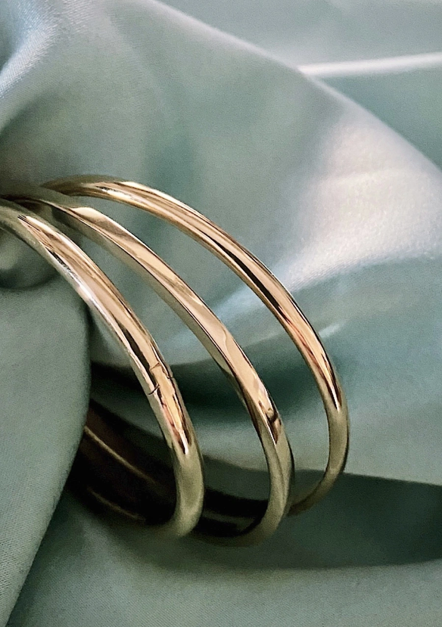 Bracelet rigide à profil DEMI-JONC en or 18 carats.