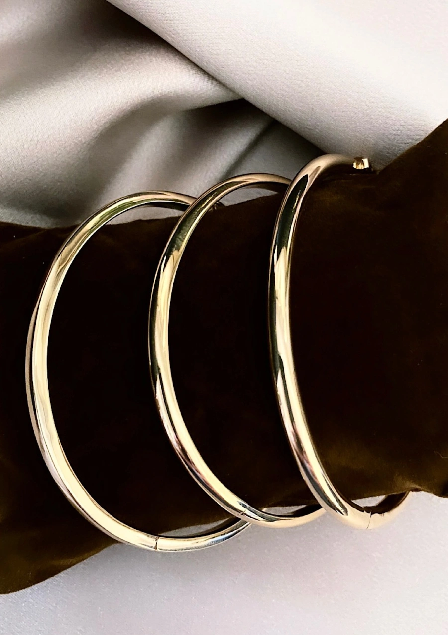 Bracelet rigide à profil DEMI-JONC en or 18 carats.