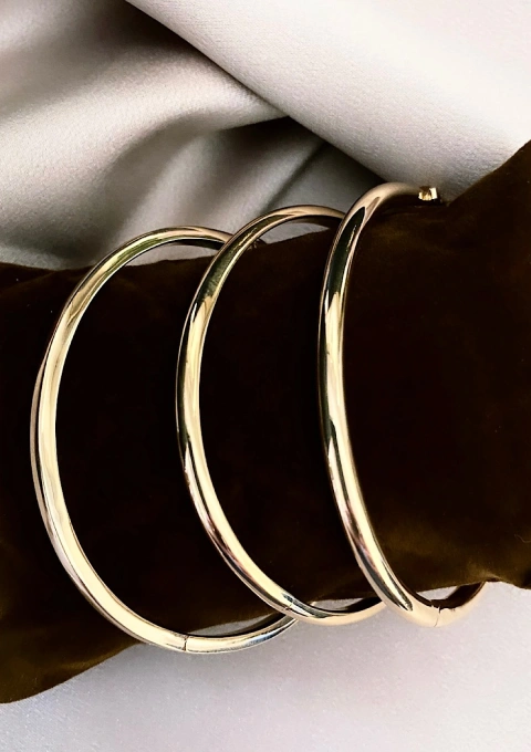 Bracelet rigide à profil DEMI-JONC en or 18 carats.