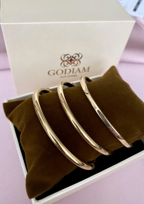 Bracelet rigide à profil DEMI-JONC en or 18 carats.