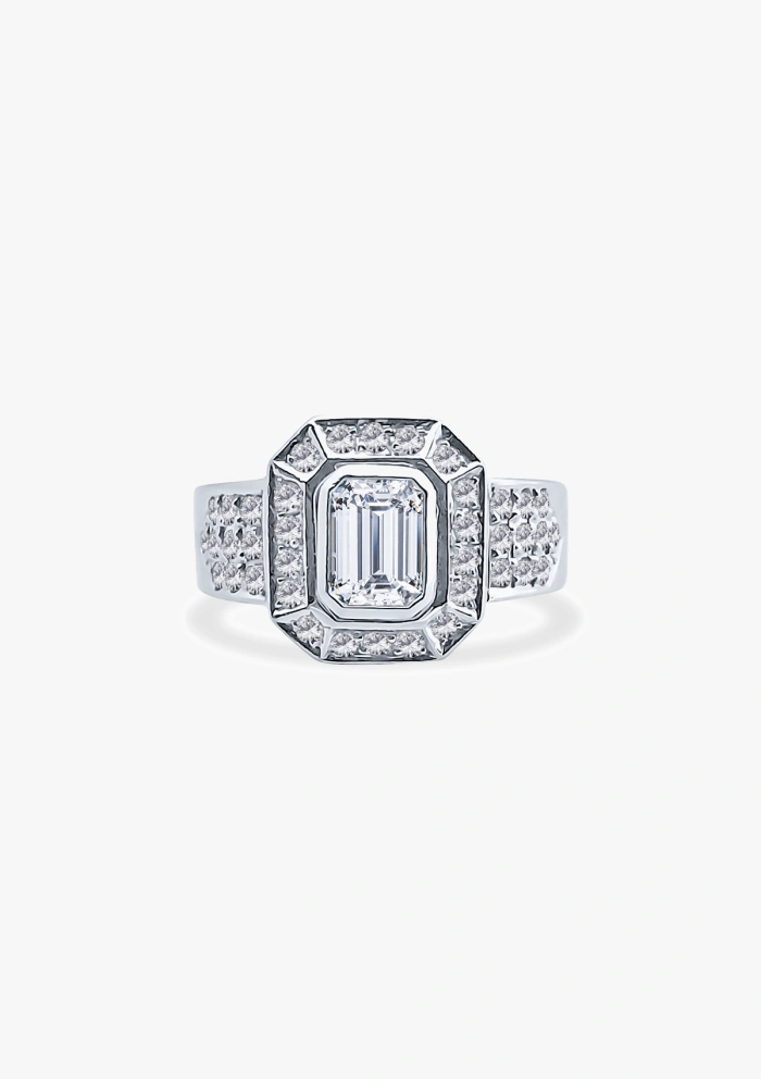 MARÍA 18K white gold with brilliant cut diamonds halo ring.