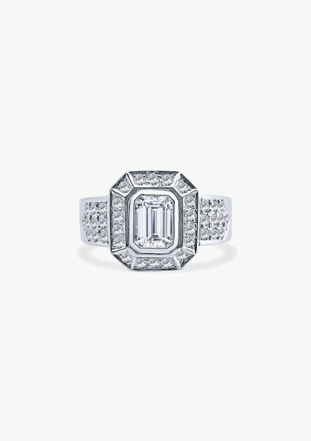 MARÍA 18K white gold with brilliant cut diamonds halo ring.