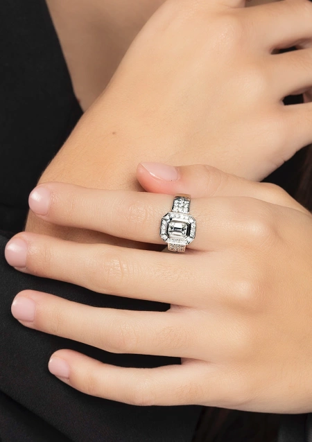 MARÍA 18K white gold with brilliant cut diamonds halo ring.