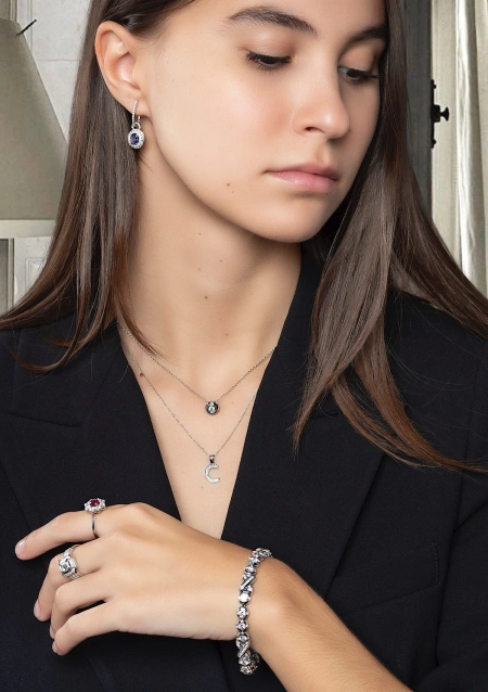 MARÍA 18K white gold with brilliant cut diamonds halo ring.