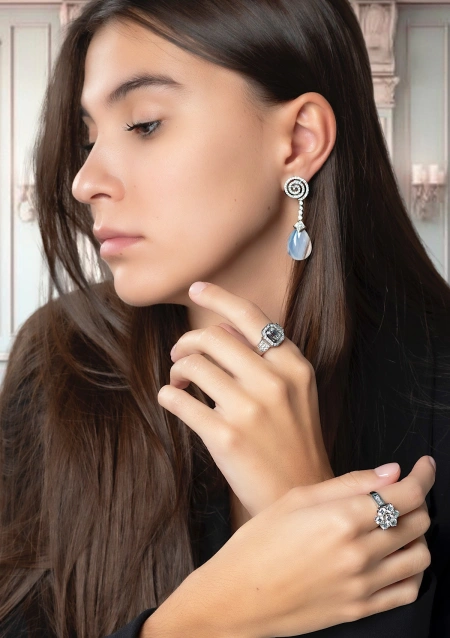 MARÍA 18K white gold with brilliant cut diamonds halo ring.