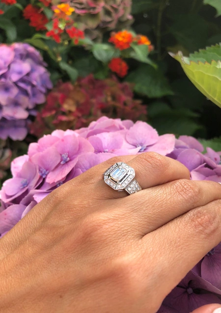 MARÍA 18K white gold with brilliant cut diamonds halo ring.