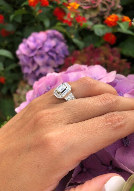 MARÍA 18K white gold with brilliant cut diamonds halo ring.
