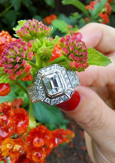 MARÍA 18K white gold with brilliant cut diamonds halo ring.