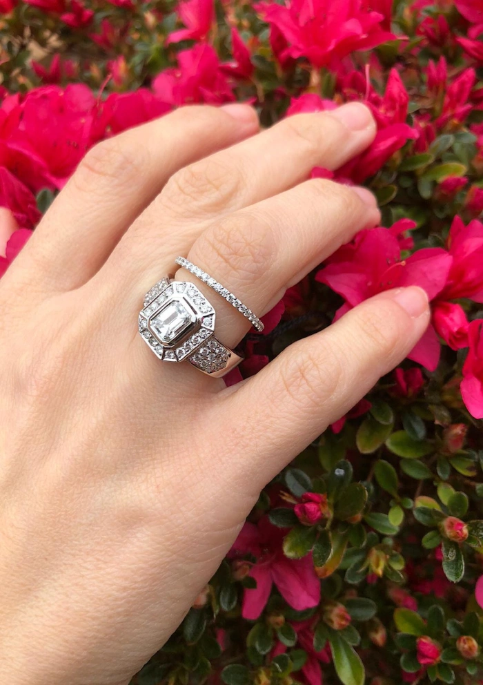 MARÍA 18K white gold with brilliant cut diamonds halo ring.