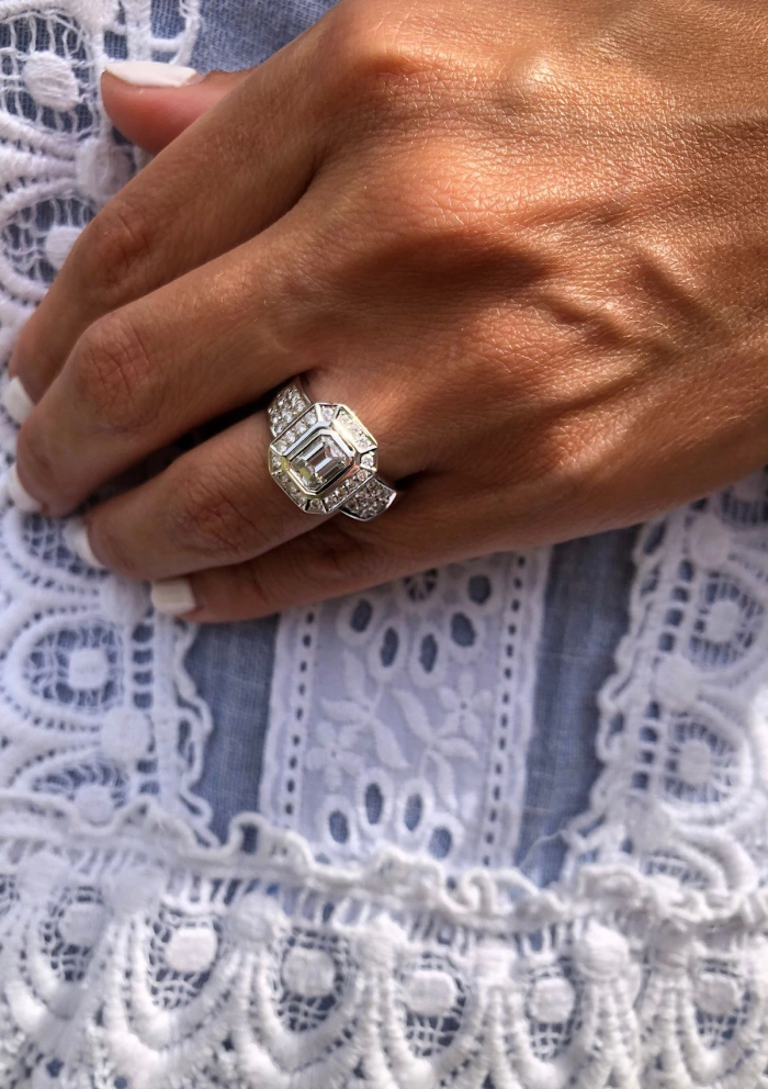 MARÍA 18K white gold with brilliant cut diamonds halo ring.