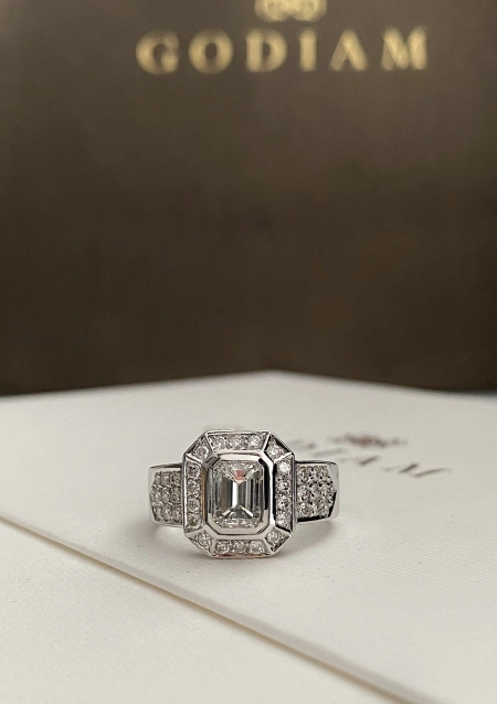 MARÍA 18K white gold with brilliant cut diamonds halo ring.